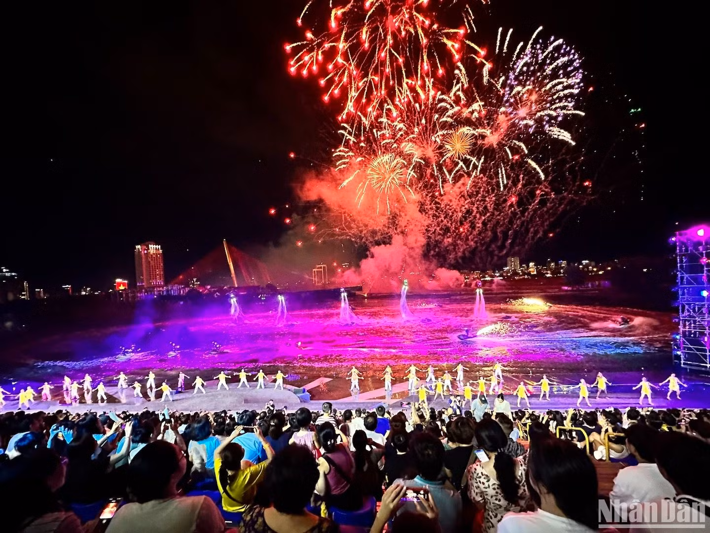 Khoảnh khắc đẹp để lại ấn tượng khó phai tại show nghệ thuật “Symphony of River - Bản giao hưởng bên sông”. (Ảnh: ANH ĐÀO)