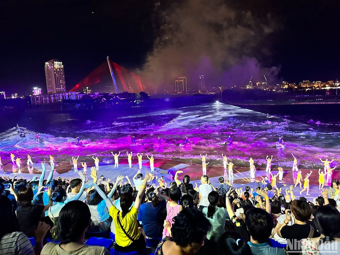 Khán giả hò reo thích thú và gửi lời cảm ơn tới các nghệ sĩ, diễn viên, các vận động viên đã mang đến cho đêm Đà Nẵng hoàn toàn khác biệt. (Ảnh: ANH ĐÀO)