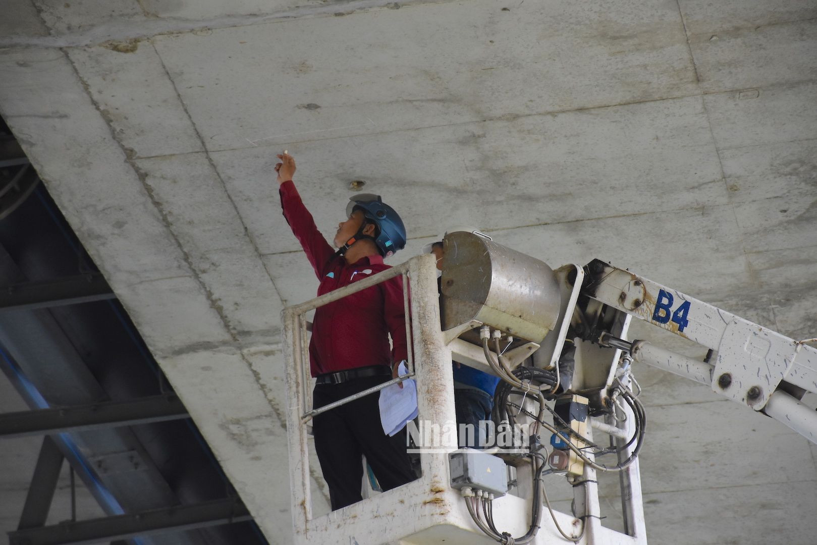 Những vị trí “then chốt” dưới dầm cầu Khuê Đông được các kỹ thuật ghi chú cẩn trọng, chi tiết. (ẢNH ANH ĐÀO) Những vị trí “then chốt” dưới dầm cầu Khuê Đông được các kỹ thuật ghi chú cẩn trọng, chi tiết. (ẢNH ANH ĐÀO)