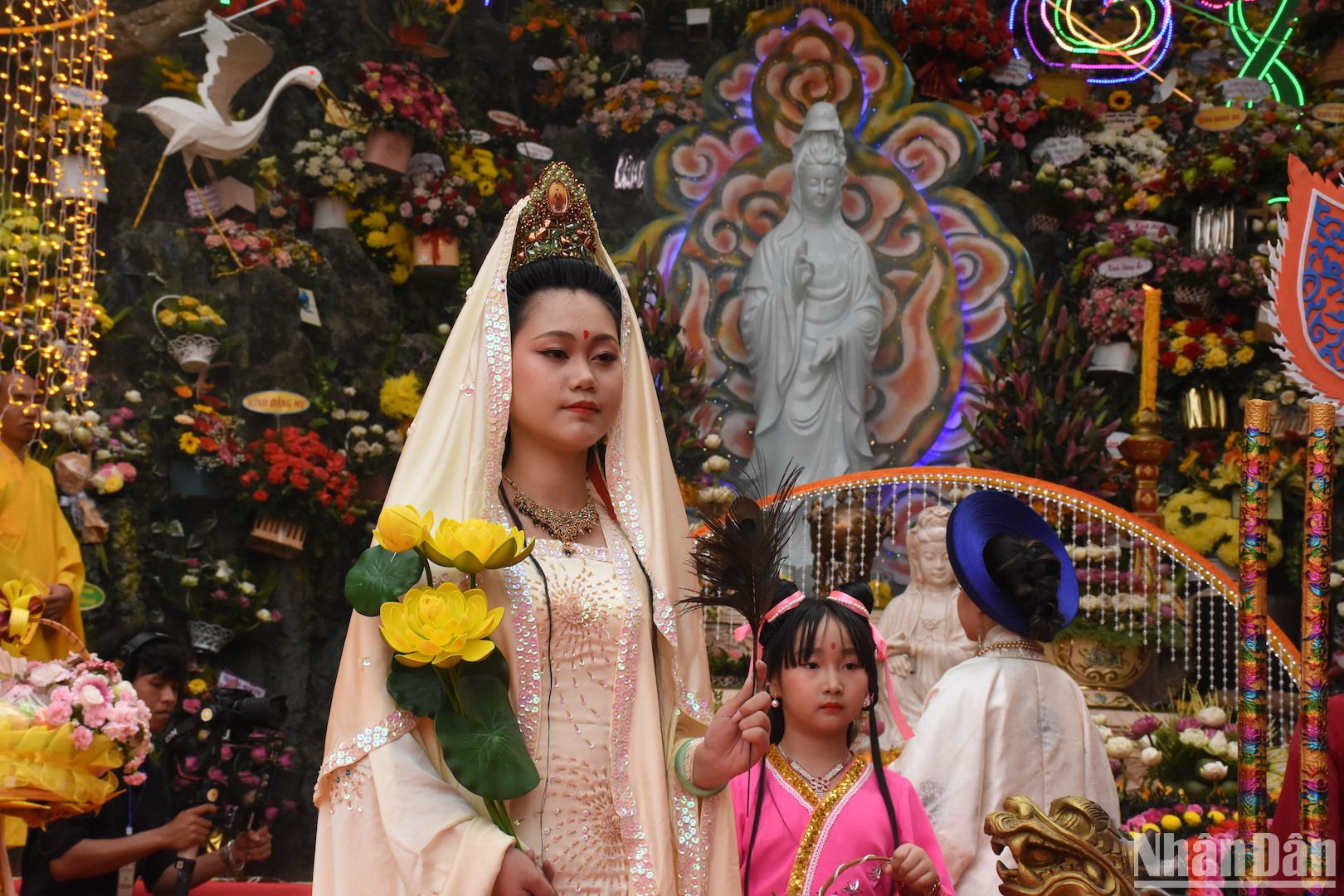 Lễ hóa trang Bồ Tát Quán Thế Âm thực hiện song hành với nghi lễ rước tôn tượng Đức Phật Quán Thế Âm. (Ảnh: ANH ĐÀO)