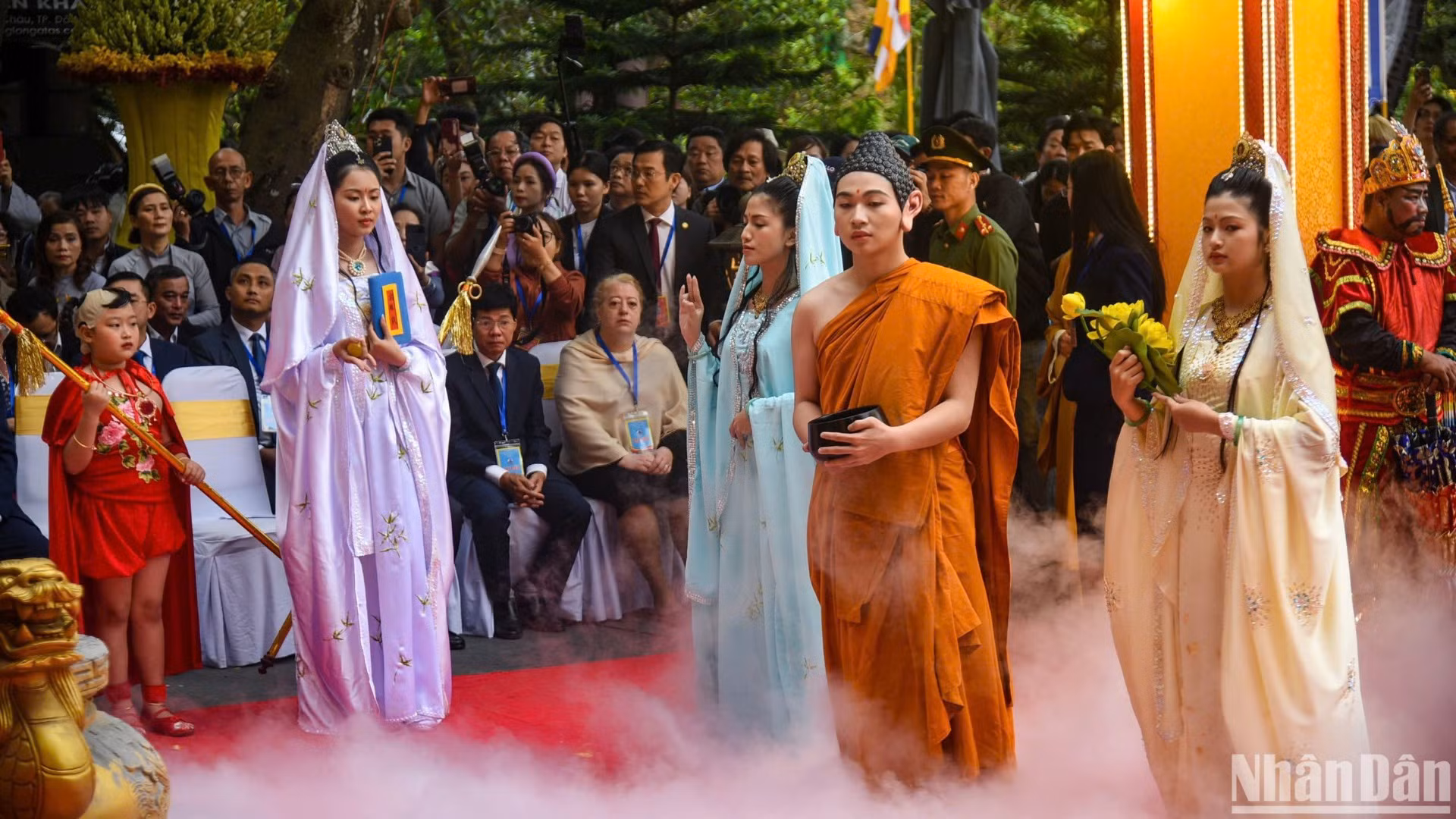 Lễ vía Đức Phật Quán Thế Âm tổ chức vào ngày 19/2 Âm lịch, nhằm ngày khánh đản (ngày sinh) của Đức Phật Quán Thế Âm. Đây là Nghi lễ này được xem là linh hồn của Lễ hội Quán Thế Âm Ngũ Hành Sơn. (Ảnh: ANH ĐÀO)