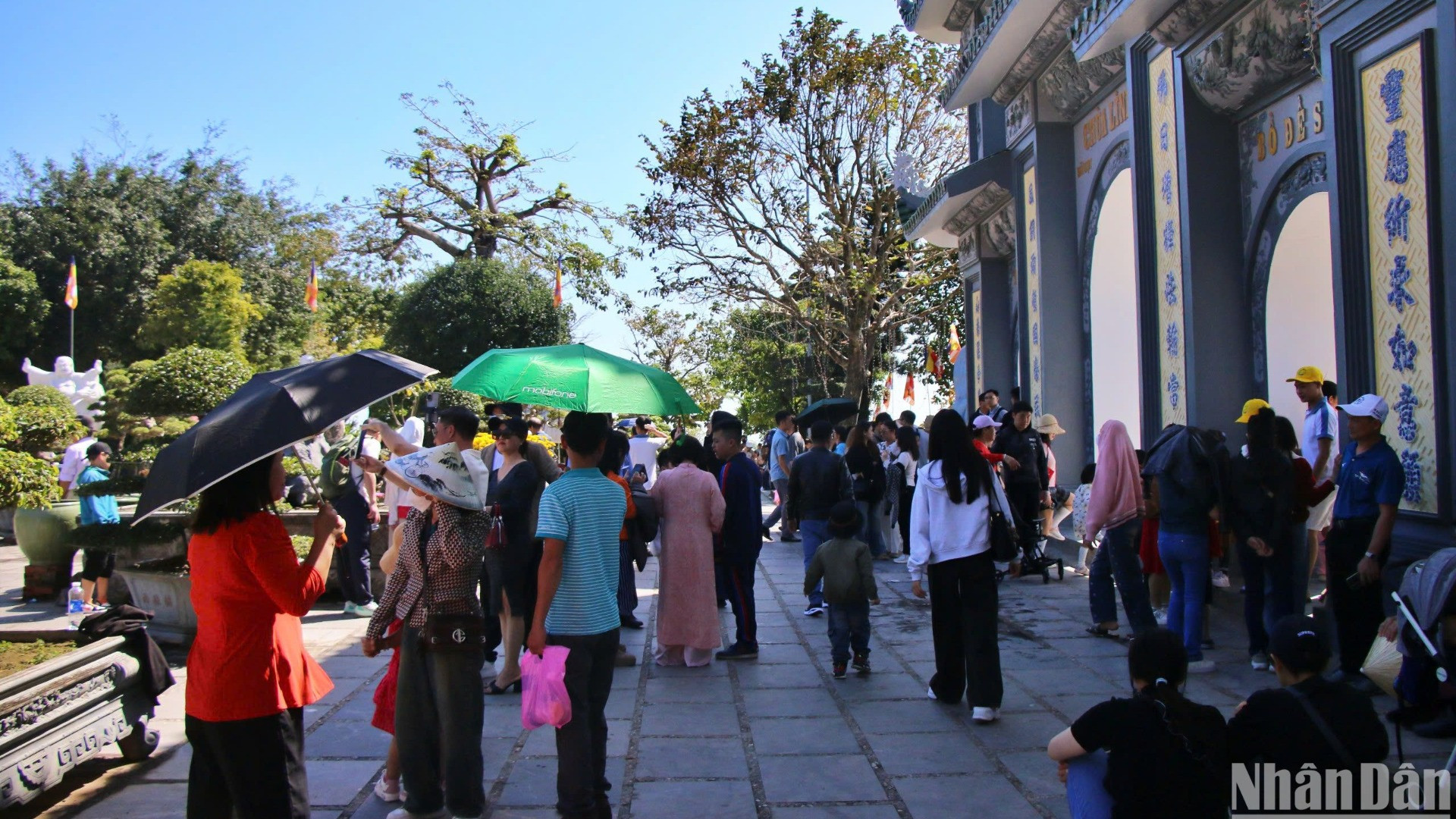 Nhiều khu vực tại chùa Linh Ứng người dân, du khách chen chân để vào thắp hương. (Ảnh: ANH ĐÀO) Nhiều khu vực tại chùa Linh Ứng người dân, du khách chen chân để vào thắp hương. (Ảnh: ANH ĐÀO)