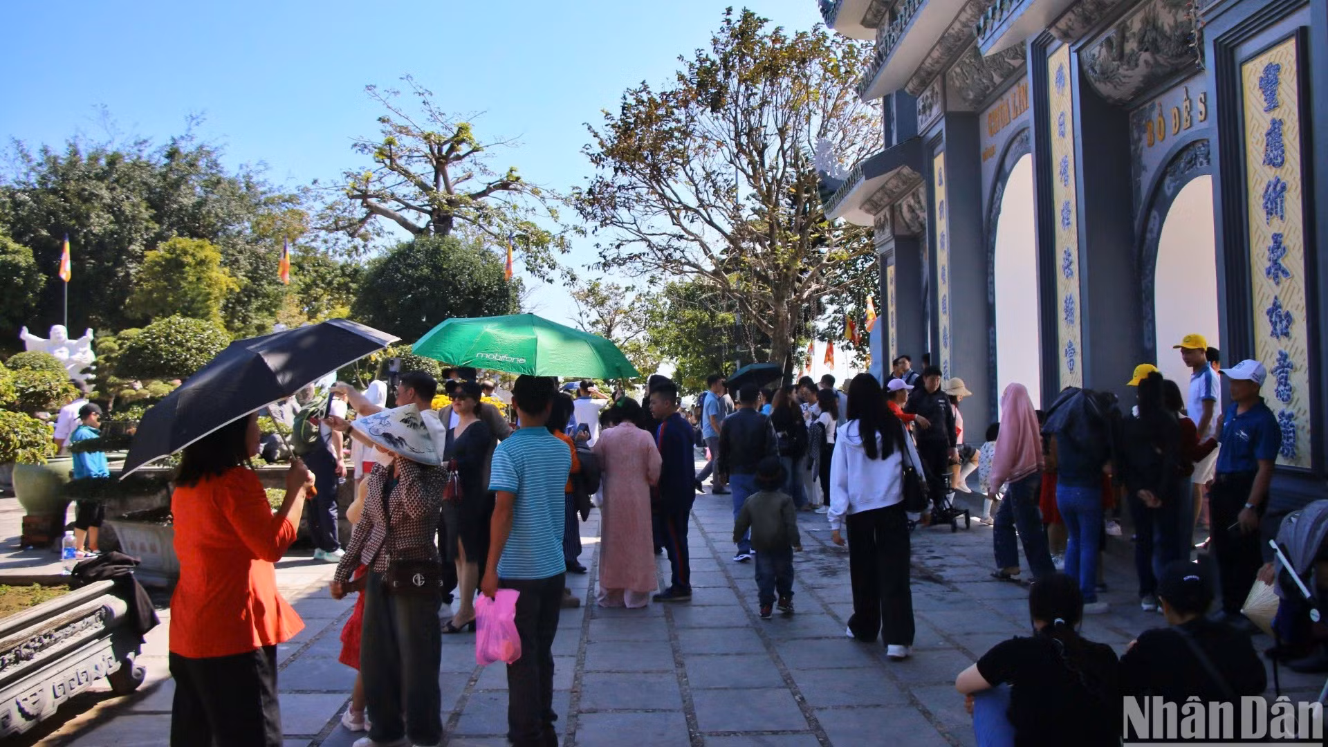 Nhiều khu vực tại chùa Linh Ứng người dân, du khách chen chân để vào thắp hương. (Ảnh: ANH ĐÀO)