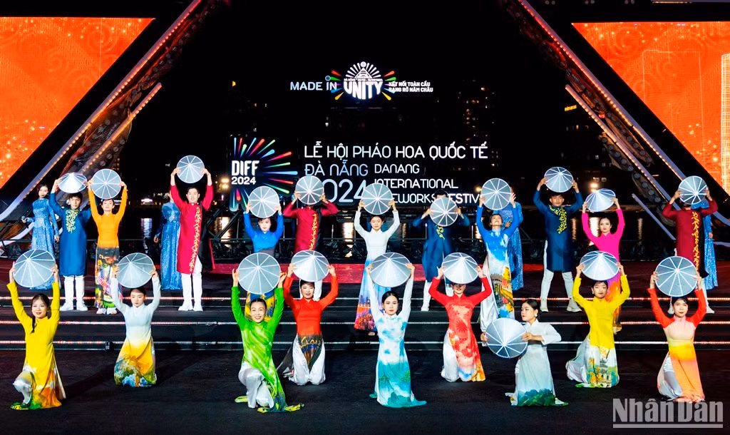 Đạo diễn Khải Anh chia sẻ, anh và ê-kip mong muốn đưa người xem về với cội nguồn thiêng liêng của dân tộc. Tiết mục hoành tráng và hào hùng này như một lời đón chào nồng hậu của Việt Nam đến bạn bè quốc tế.