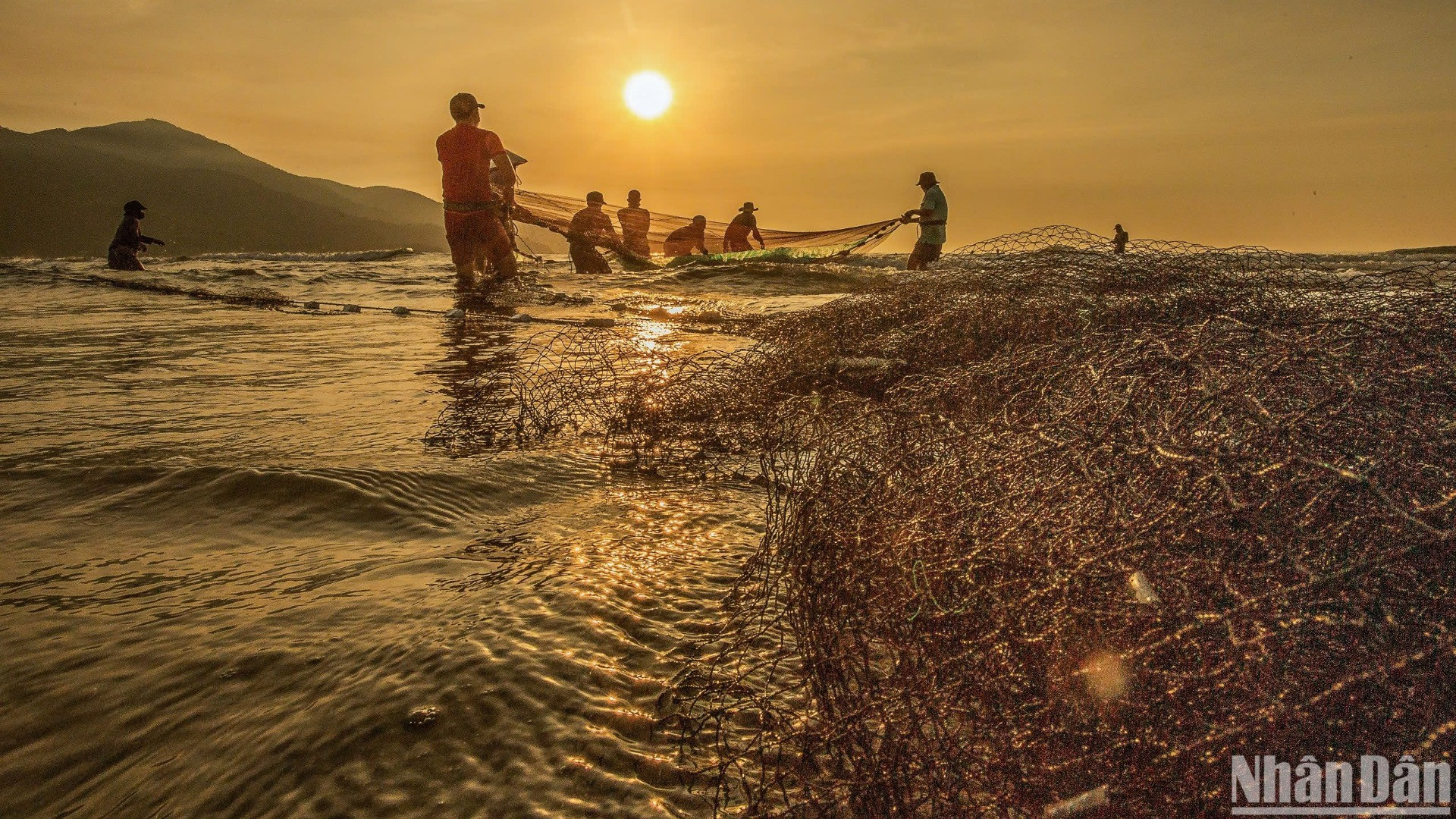 Kéo lưới ở bãi biển Mân Thái lúc bình minh. (Ảnh: NGUYỄN VĂN QUANG)