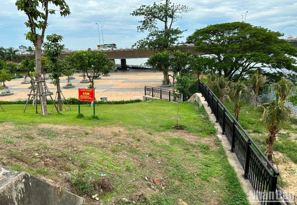 Lắp đặt hoàn thiện hệ thống lan can bảo vệ an toàn cho người dân, du khách tại điểm tiếp giáp của Công viên Nguyễn Văn Trỗi với bờ sông Hàn. Lắp đặt hoàn thiện hệ thống lan can bảo vệ an toàn cho người dân, du khách tại điểm tiếp giáp của Công viên Nguyễn Văn Trỗi với bờ sông Hàn.