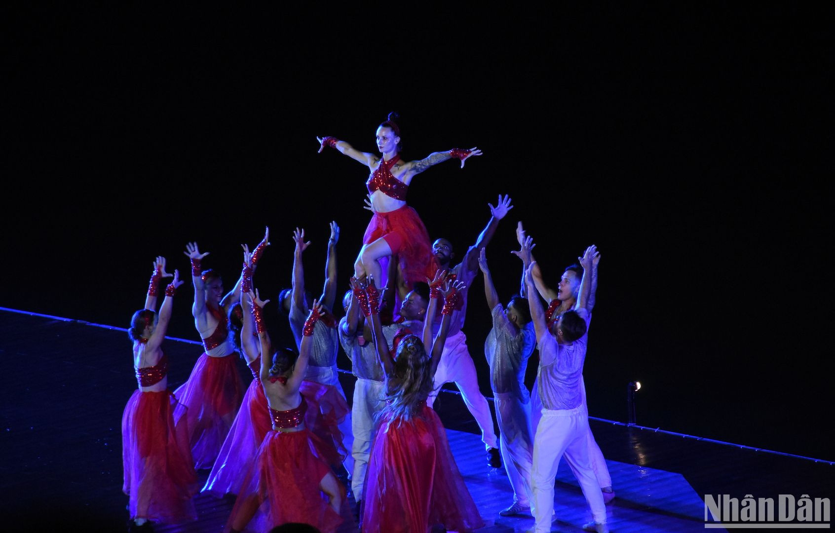 Không gian như ngưng đọng sau mỗi chương hồi của show nghệ thuật “Symphony of River - Bản giao hưởng bên sông". (Ảnh: ANH ĐÀO)