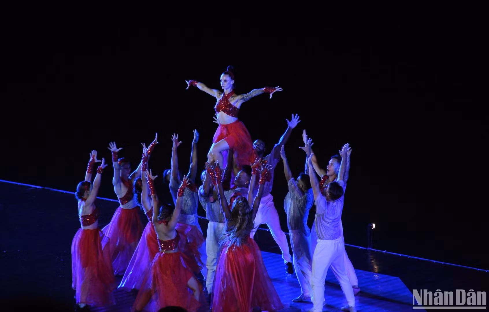 Không gian như ngưng đọng sau mỗi chương hồi của show nghệ thuật “Symphony of River - Bản giao hưởng bên sông". (Ảnh: ANH ĐÀO)