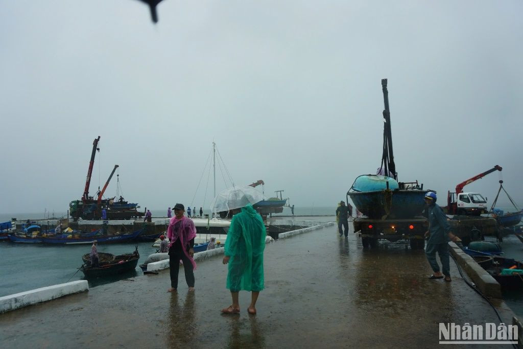 Mưa lớn diễn biến phức tạp trên địa bàn thành phố Đà Nẵng sáng ngày 18/9. Ngư dân tập trung khu vực âu thuyền để di dời tài sản, ngư lưới cụ, tàu thuyền. (Ảnh: ANH ĐÀO)