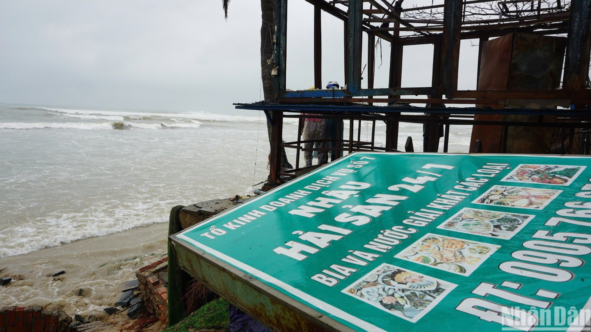 Sóng đánh sâu vào bờ biển, gây hư hại tài sản các hộ kinh doanh khu vực này. (Ảnh: ANH ĐÀO)