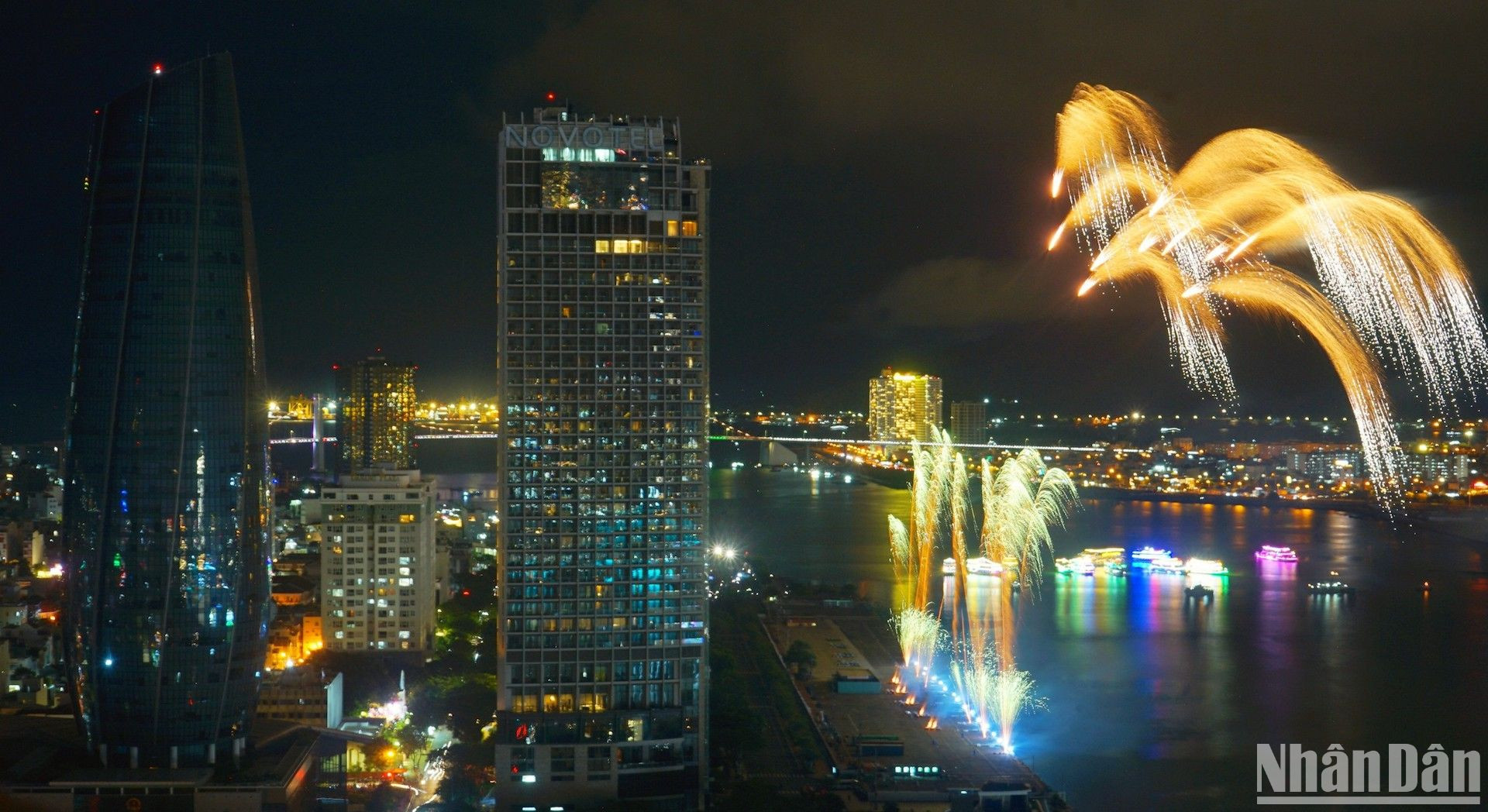 Giai điệu cổ điển "Pizzini - Seconda Parte" kết hợp với pháo hoa nghệ thuật, để lại nhiều khoảnh khắc khó quên về đêm pháo hoa lãng mạn.