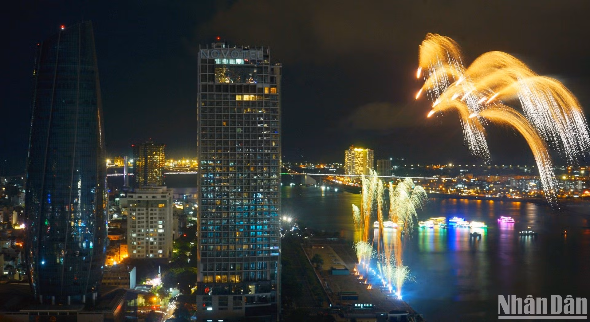 Giai điệu cổ điển "Pizzini - Seconda Parte" kết hợp với pháo hoa nghệ thuật, để lại nhiều khoảnh khắc khó quên về đêm pháo hoa lãng mạn.