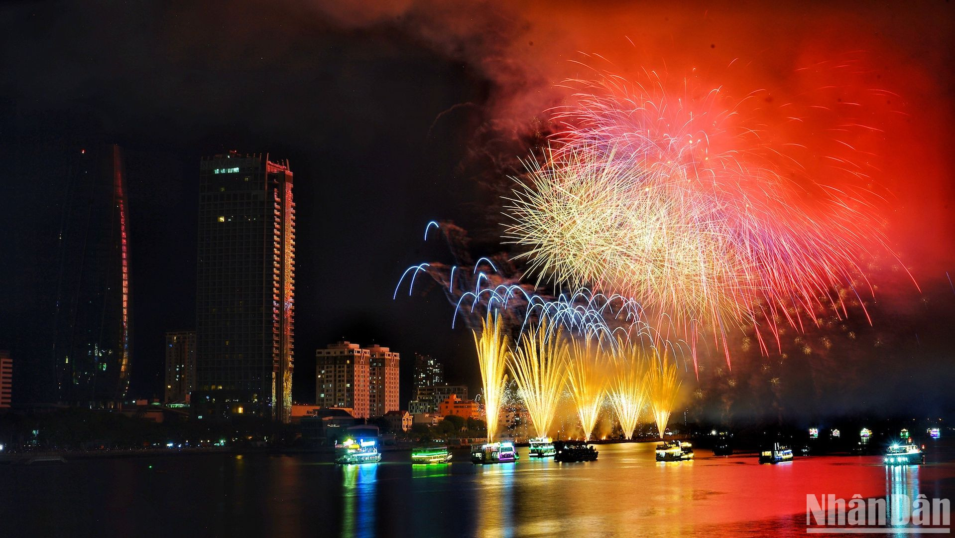 Đội Trung Quốc đã mang đến cho người xem màn trình diễn pháo hoa ấn tượng trên nền nhạc du dương, gợi mở kể về tình yêu Đà Nẵng. (Ảnh ANH ĐÀO)