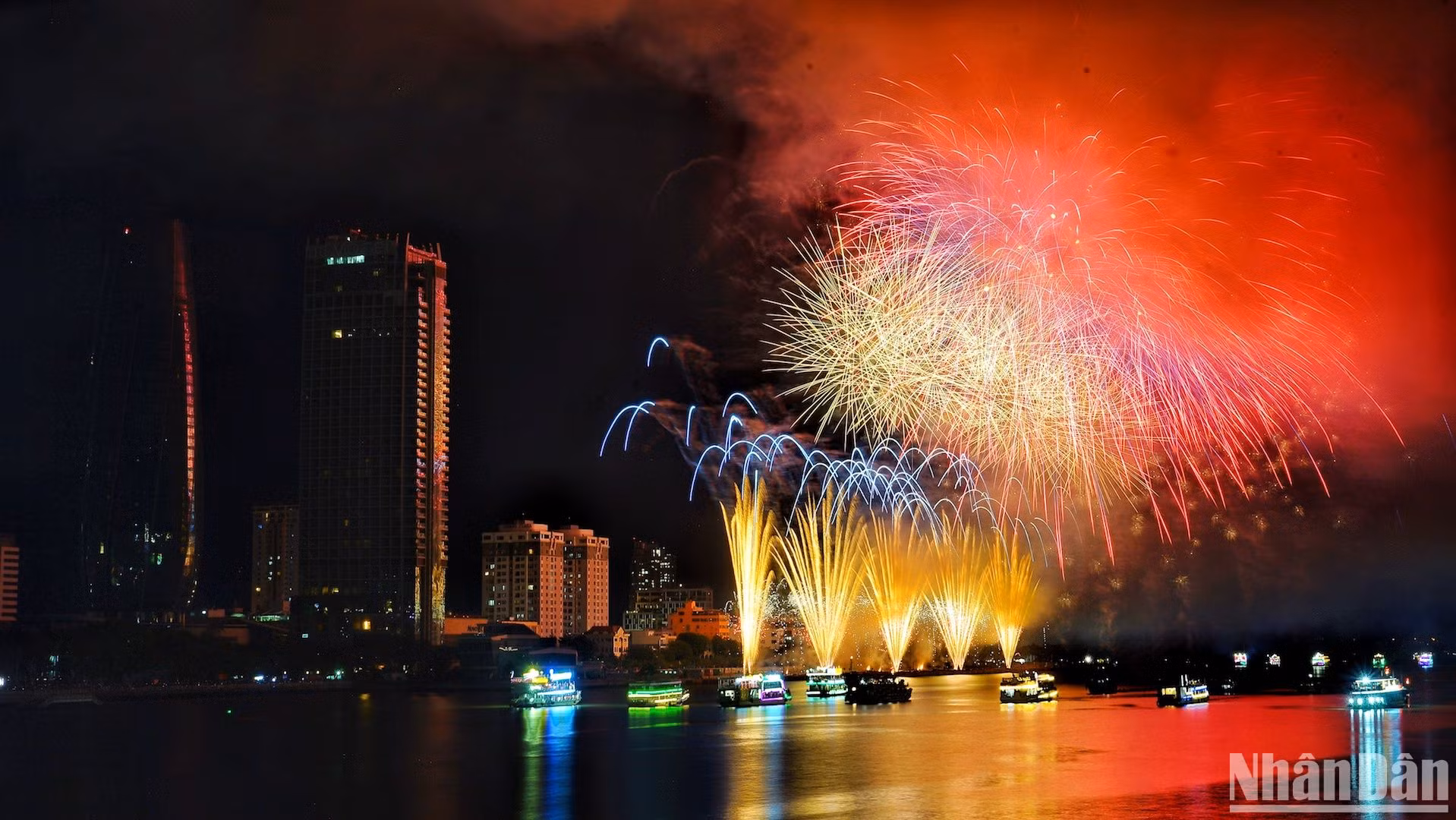 Đội Trung Quốc đã mang đến cho người xem màn trình diễn pháo hoa ấn tượng trên nền nhạc du dương, gợi mở kể về tình yêu Đà Nẵng. (Ảnh ANH ĐÀO) Đội Trung Quốc đã mang đến cho người xem màn trình diễn pháo hoa ấn tượng trên nền nhạc du dương, gợi mở kể về tình yêu Đà Nẵng. (Ảnh ANH ĐÀO)