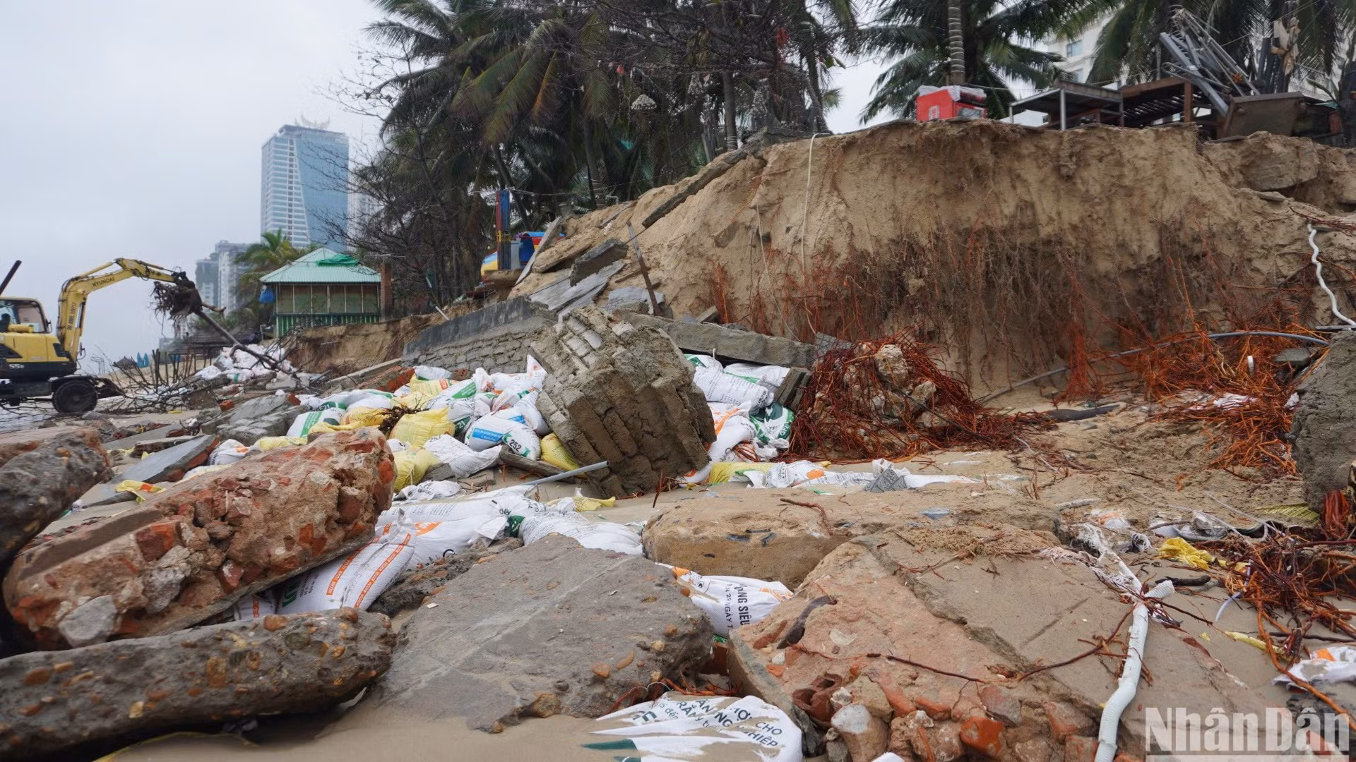 Sóng biển xâm thực gây sạt lở, làm sập bờ kè ven biển. (Ảnh: ANH ĐÀO) Sóng biển xâm thực gây sạt lở, làm sập bờ kè ven biển. (Ảnh: ANH ĐÀO)