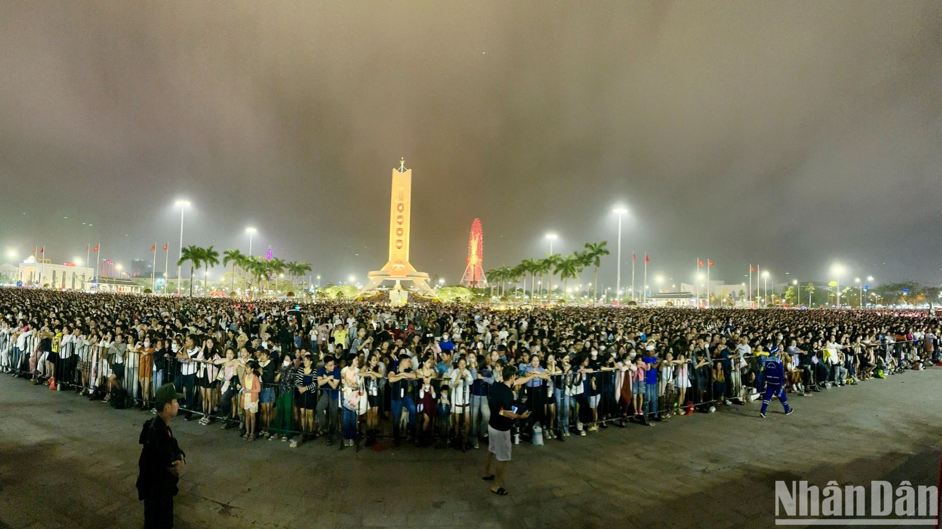 Biển người chen chân thưởng thức chương trình nghệ thuật đặc biệt “Những nhịp cầu vươn tới tương lai” tại Quảng trường 29/3. (Ảnh: ANH ĐÀO)
