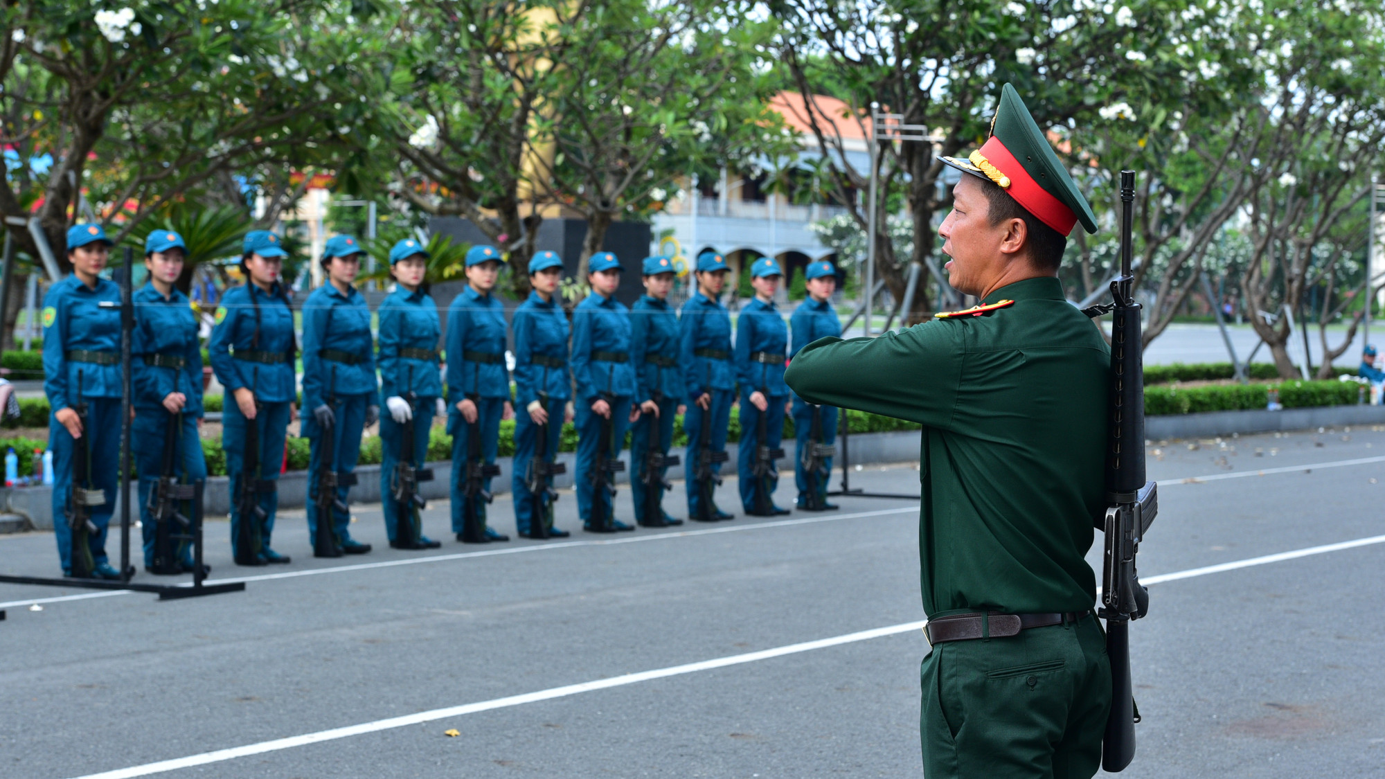 Sĩ quan Trường Quân sự Thành phố Hồ Chí Minh thị phạm động tác cho nữ dân quân. Sĩ quan Trường Quân sự Thành phố Hồ Chí Minh thị phạm động tác cho nữ dân quân.