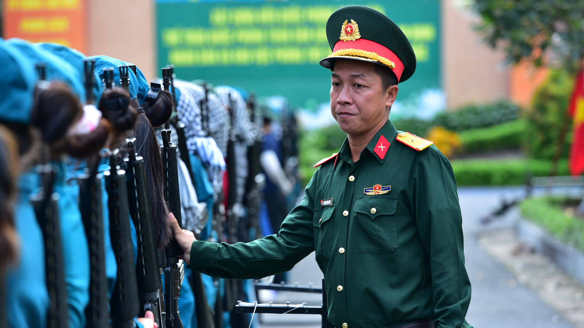 Sĩ quan Trường Quân sự kiểm tra từng động tác của nữ dân quân. Sĩ quan Trường Quân sự kiểm tra từng động tác của nữ dân quân.