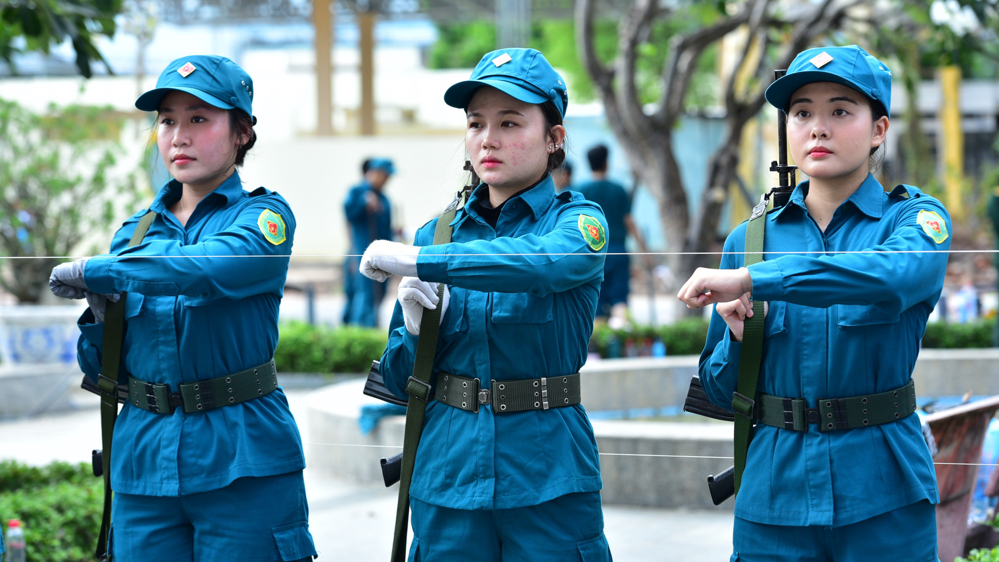 Nữ dân quân tập trung luyện tập động tác đánh tay. Nữ dân quân tập trung luyện tập động tác đánh tay.