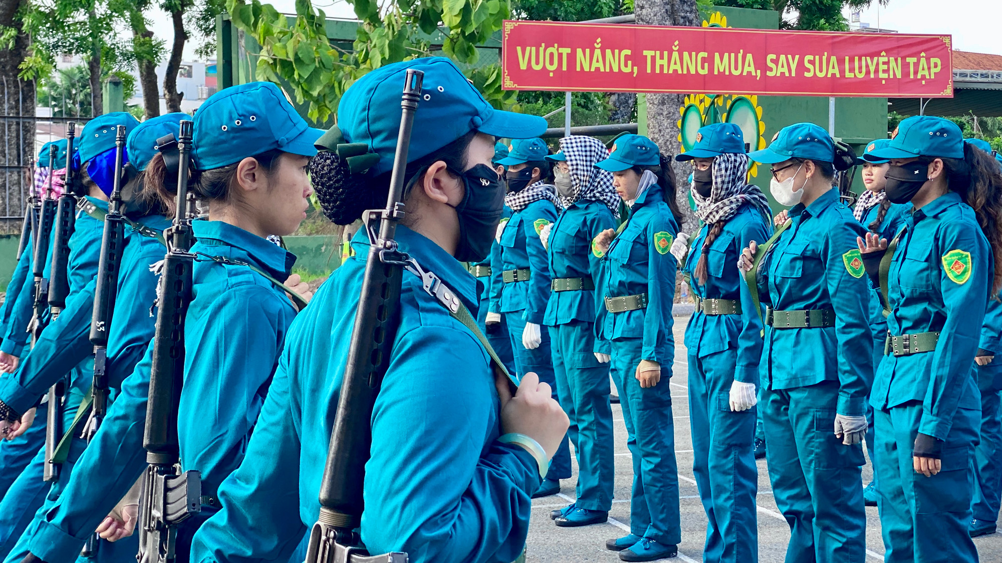 Nữ dân quân hăng say luyện tập hai buổi mỗi ngày. Nữ dân quân hăng say luyện tập hai buổi mỗi ngày.