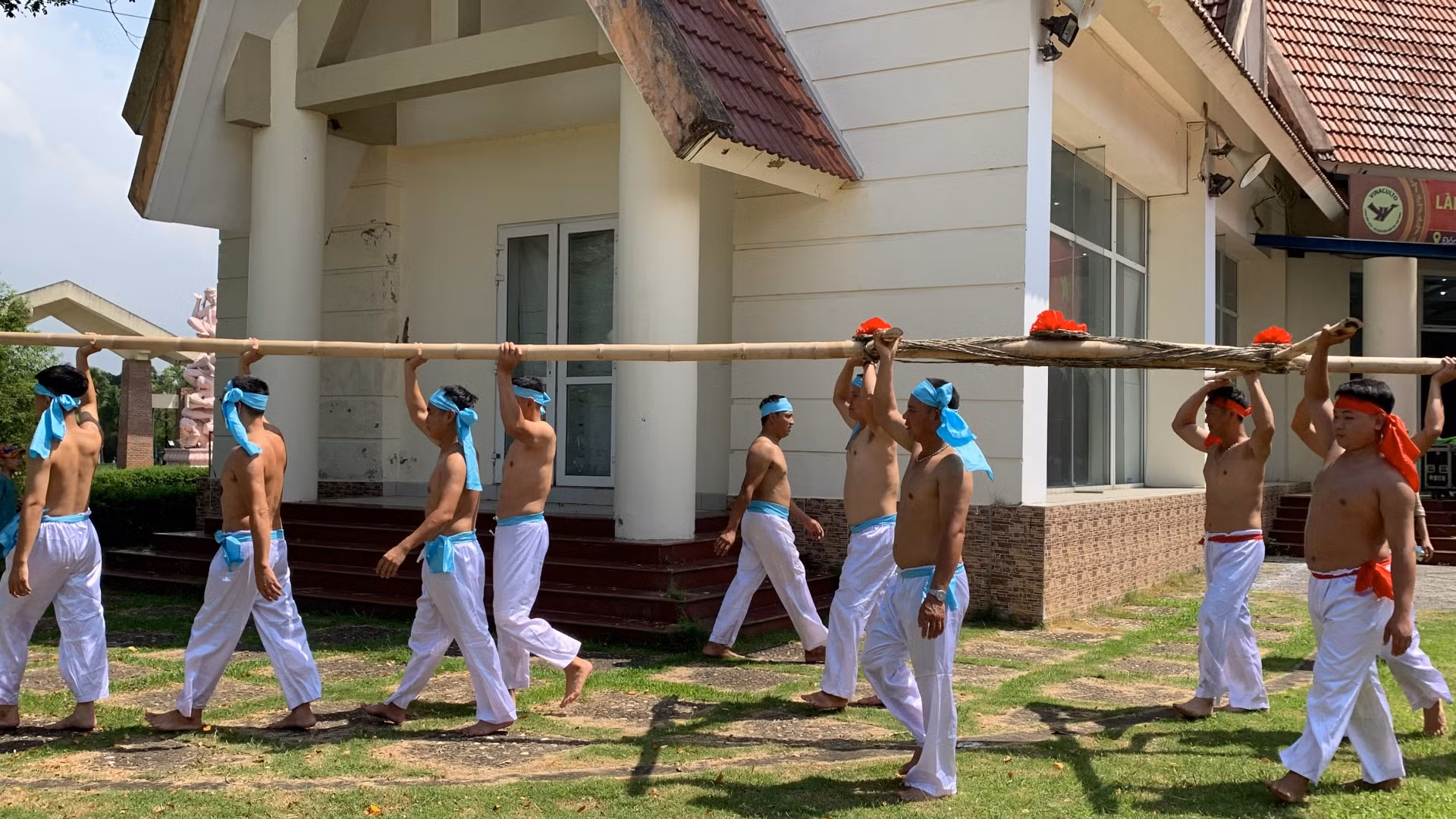 Làm lễ hạ cây dây. Làm lễ hạ cây dây.