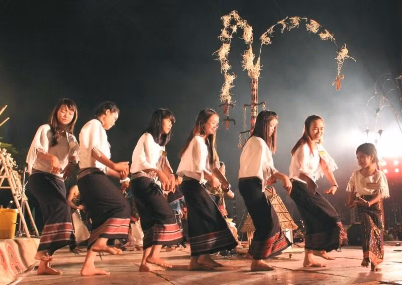 Vũ điệu Arya quyến rũ của người dân tộc Chu Ru. (Ảnh: Báo Nhân Dân)