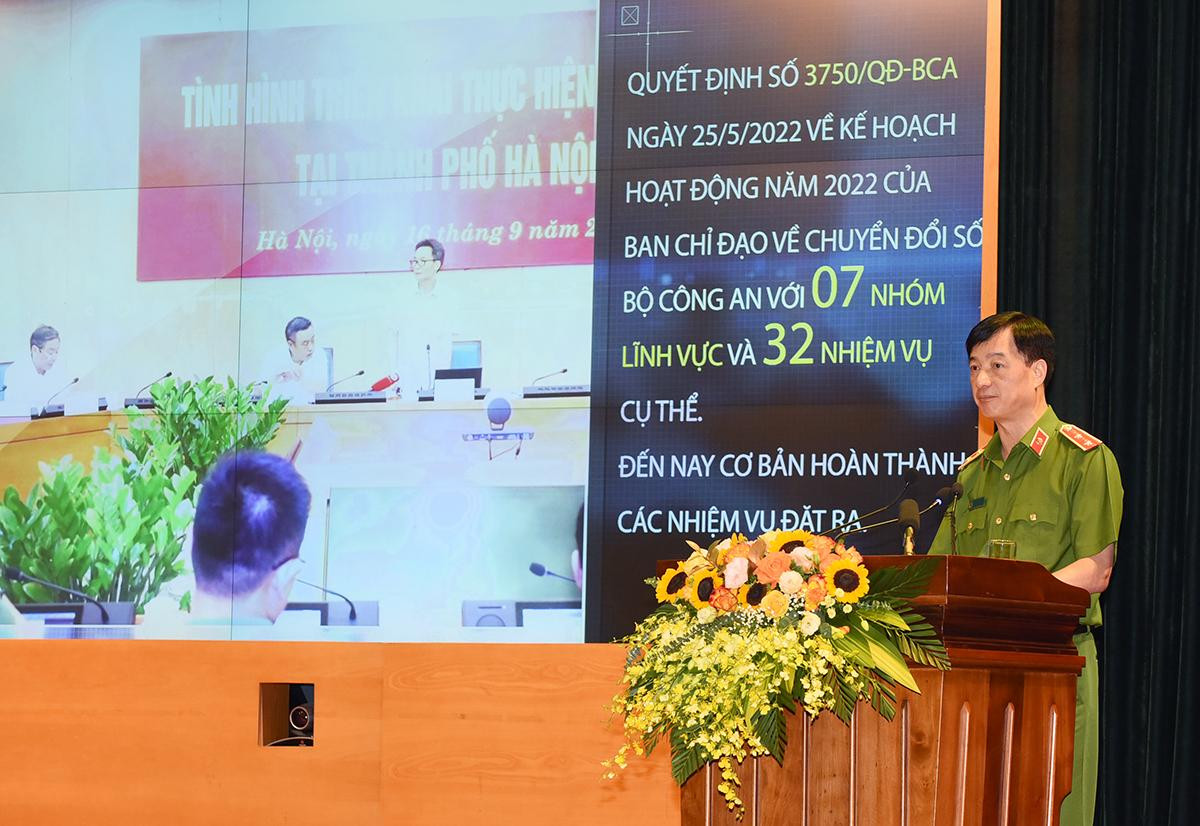 Thứ trưởng Công an Nguyễn Duy Ngọc công bố các quyết định thành lập Ban Chỉ đạo, tổ giúp việc Ban Chỉ đạo về chuyển đổi số Bộ Công an và công bố kết quả các nhóm tiện ích đã cung cấp cho người dân, các nhóm tiện ích đang triển khai và các nhóm tiện ích sẽ triển khai trong năm 2023.