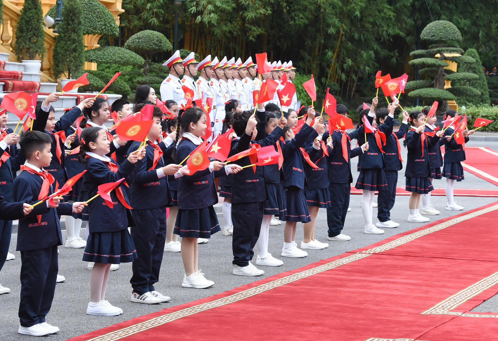 Các cháu thiếu nhi vẫy chào hai Thủ tướng.