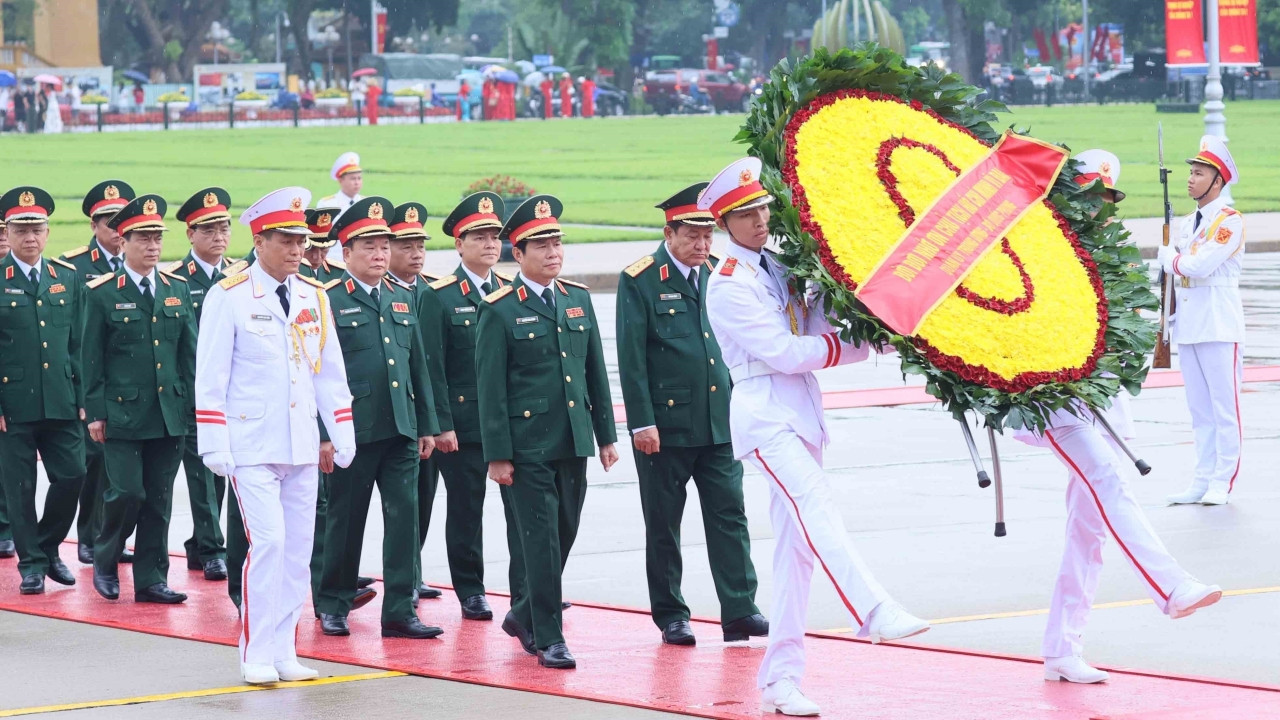 Đoàn đại biểu Quân ủy Trung ương, Bộ Quốc phòng vào Lăng viếng Chủ tịch Hồ Chí Minh. (Ảnh: An Đăng/TTXVN)