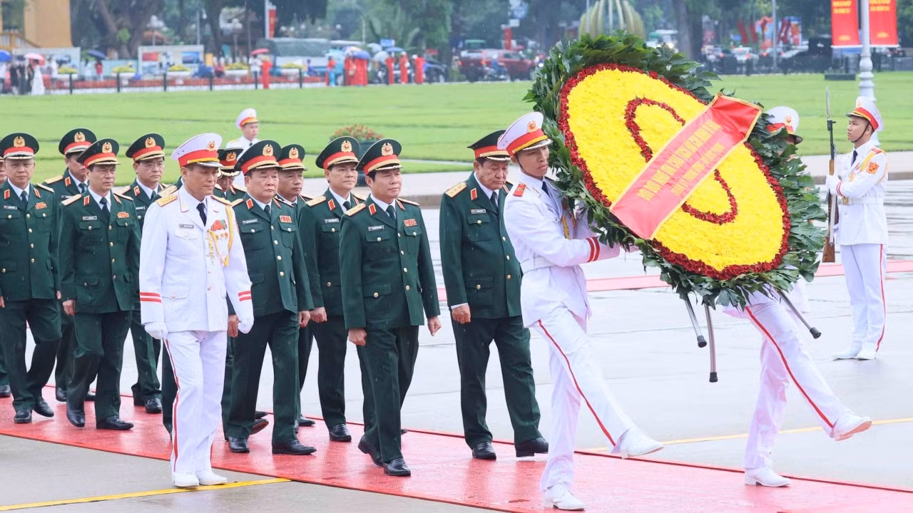 Đoàn đại biểu Quân ủy Trung ương, Bộ Quốc phòng vào Lăng viếng Chủ tịch Hồ Chí Minh. (Ảnh: An Đăng/TTXVN)