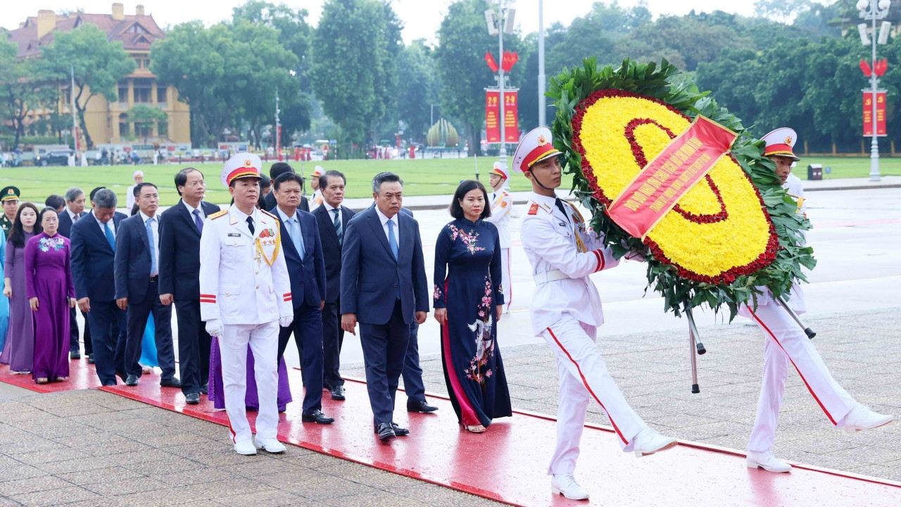 Đoàn đại biểu Thành ủy, Hội đồng nhân dân, Ủy ban nhân dân, Ủy ban Mặt trận Tổ quốc Việt Nam thành phố Hà Nội vào Lăng viếng Chủ tịch Hồ Chí Minh. (Ảnh: An Đăng/TTXVN)