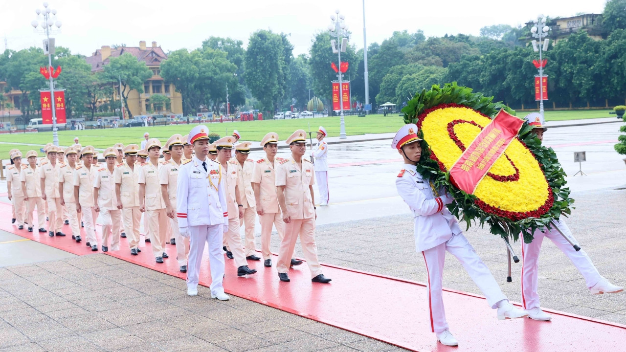 Đoàn đại biểu Đảng ủy Công an Trung ương, Bộ Công an thành kính tưởng nhớ Chủ tịch Hồ Chí Minh. (Ảnh: An Đăng/TTXVN)