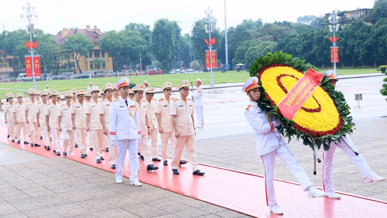 Đoàn đại biểu Đảng ủy Công an Trung ương, Bộ Công an thành kính tưởng nhớ Chủ tịch Hồ Chí Minh. (Ảnh: An Đăng/TTXVN)