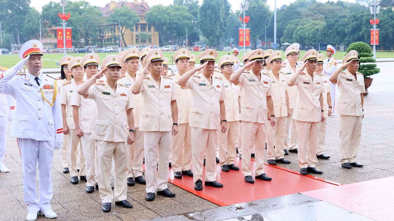 Đoàn đại biểu Đảng ủy Công an Trung ương, Bộ Công an thành kính tưởng nhớ Chủ tịch Hồ Chí Minh. (Ảnh: An Đăng/TTXVN)