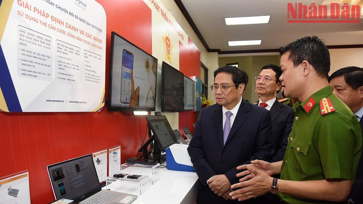 Thủ tướng Chính phủ Phạm Minh Chính và các đại biểu tham quan các sản phẩm trưng bày công nghệ chuyển đổi số.