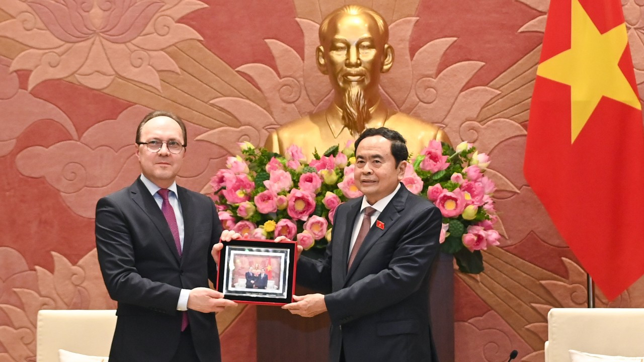 Chủ tịch Quốc hội Trần Thanh Mẫn tặng quà lưu niệm cho Đại sứ Liên bang Nga Gennady Bezdetko.