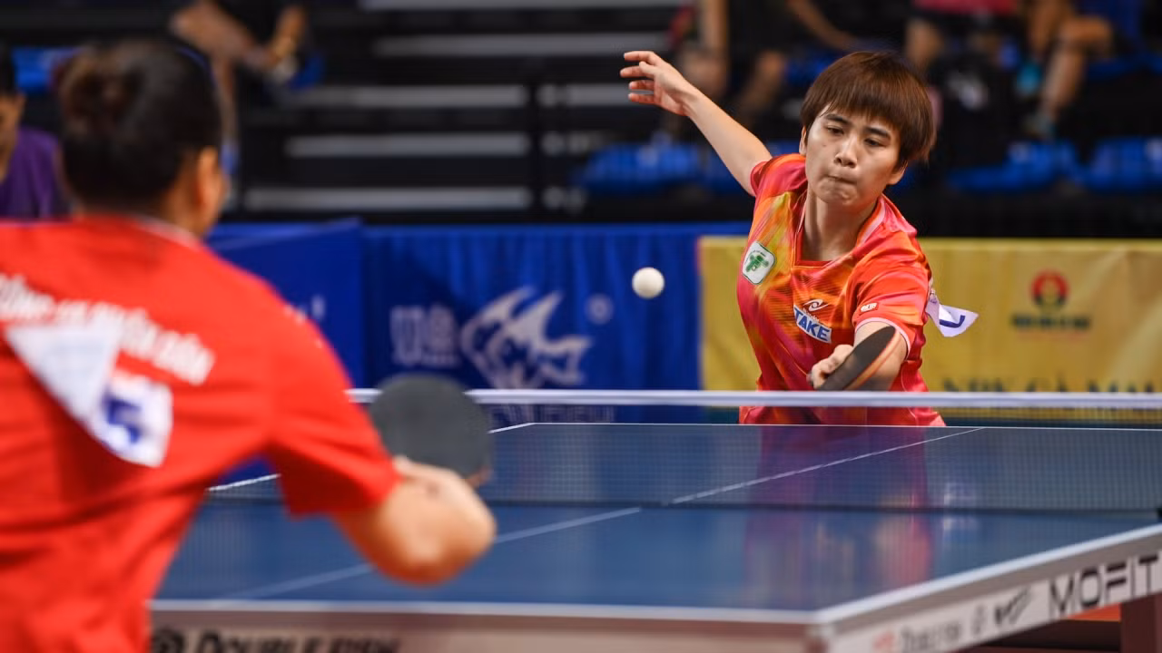 Cũng trong sáng 8/7, tại Nhà thi đấu đa năng tỉnh Quảng Ninh tiếp tục diễn ra các trận đấu vòng loại nội dung đơn nam, đơn nữ.