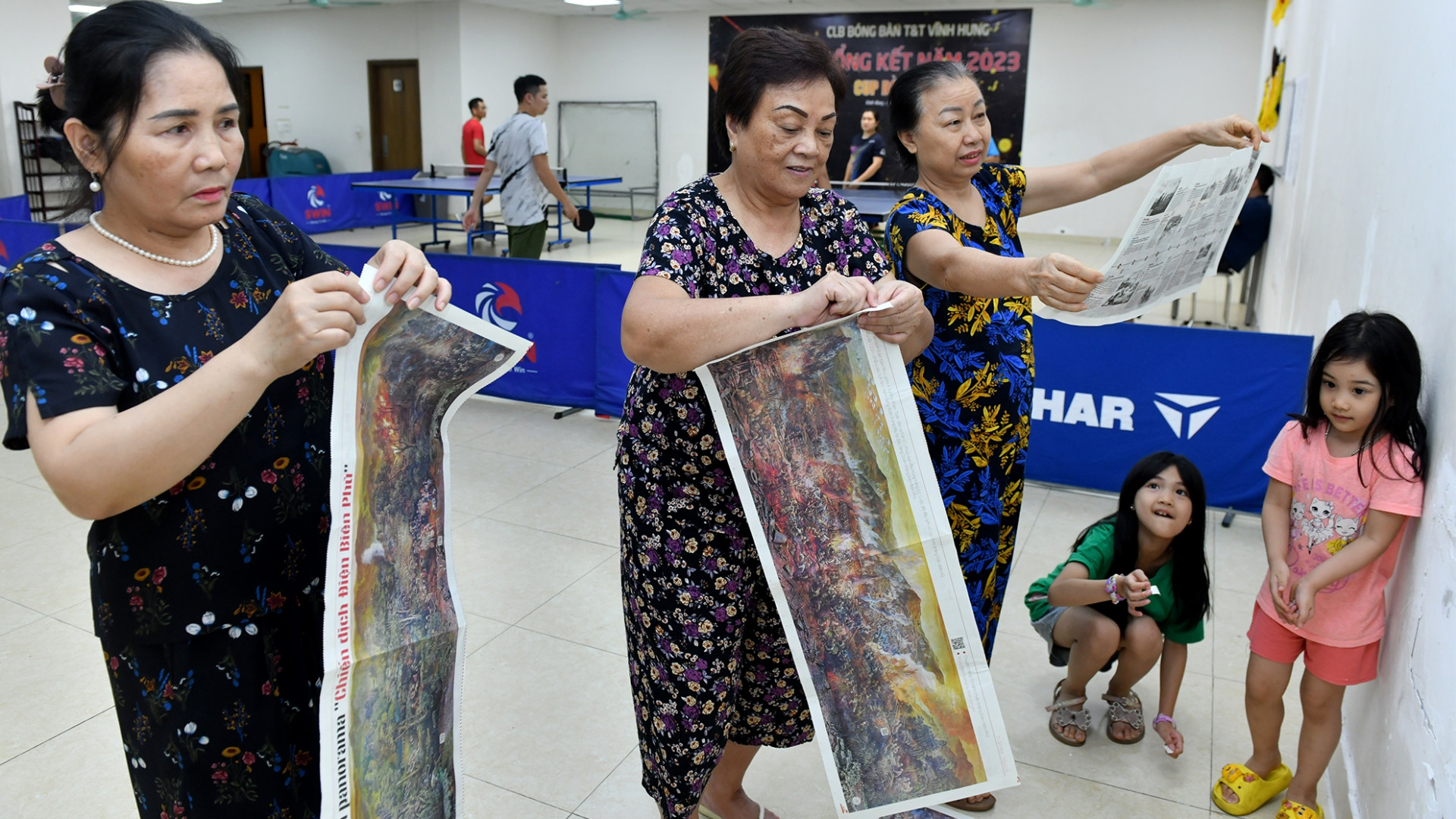 Các hội viên Chi hội phụ nữ tổ dân phố 32, phường Vĩnh Hưng, quận Hoàng Mai, Hà Nội thực hiện cắt dán bức tranh panorama “Chiến dịch Điện Biên Phủ”.