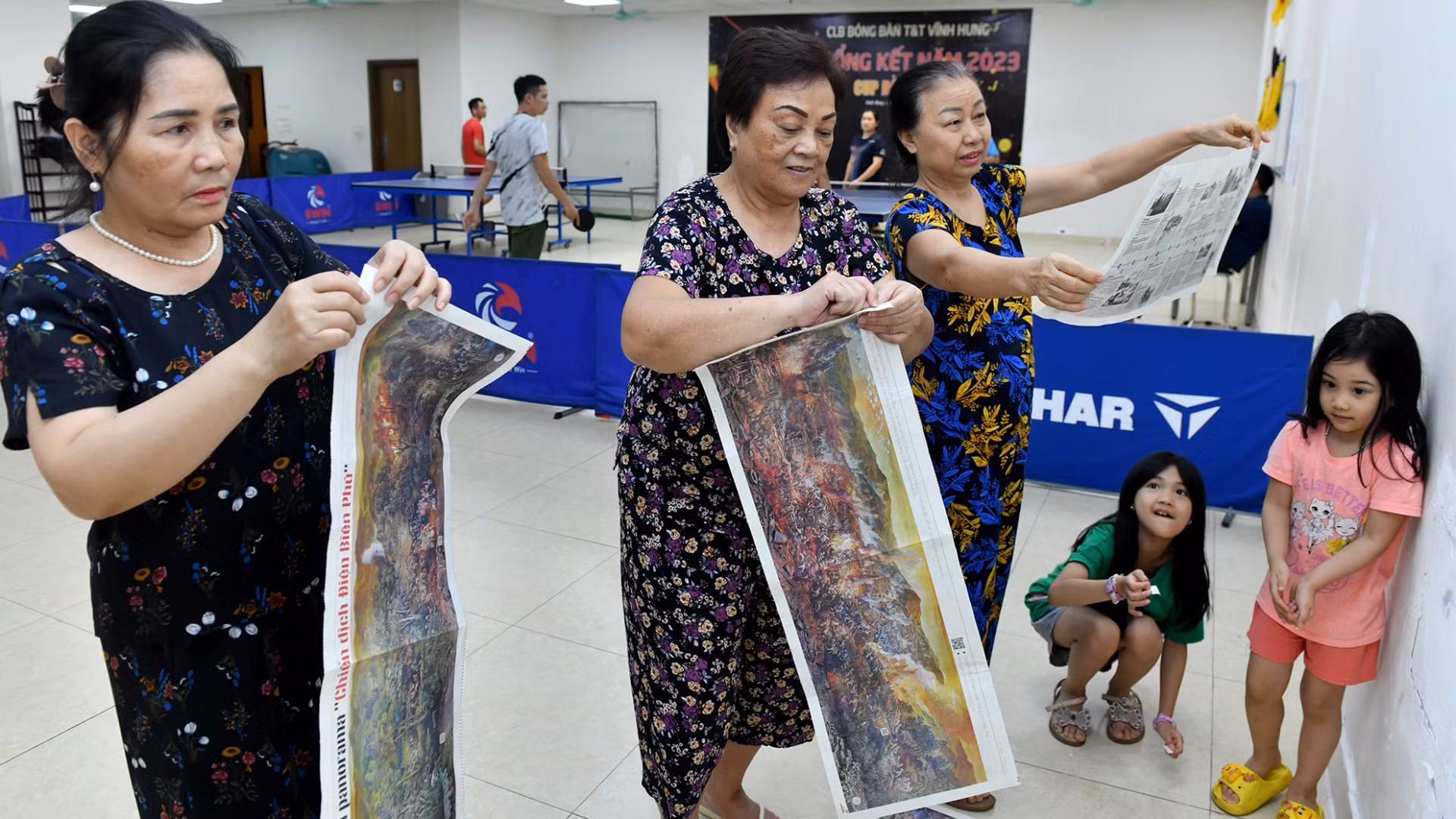 Các hội viên Chi hội phụ nữ tổ dân phố 32, phường Vĩnh Hưng, quận Hoàng Mai, Hà Nội thực hiện cắt dán bức tranh panorama “Chiến dịch Điện Biên Phủ”.