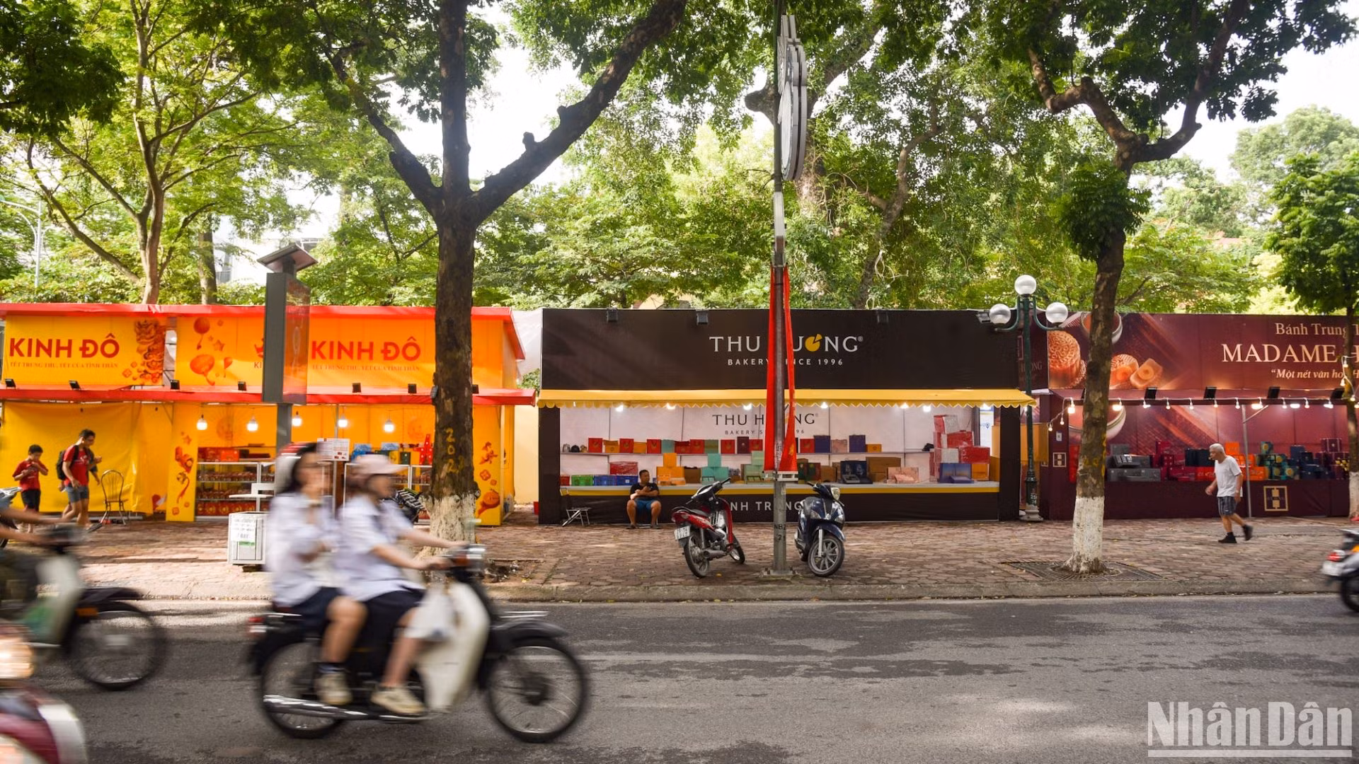 Tại đường Phan Đình Phùng (Ba Đình, Hà Nội), những ki-ốt bán bánh Trung thu đã được dựng lên từ rất sớm để phục vụ nhu cầu mua bán của người dân.