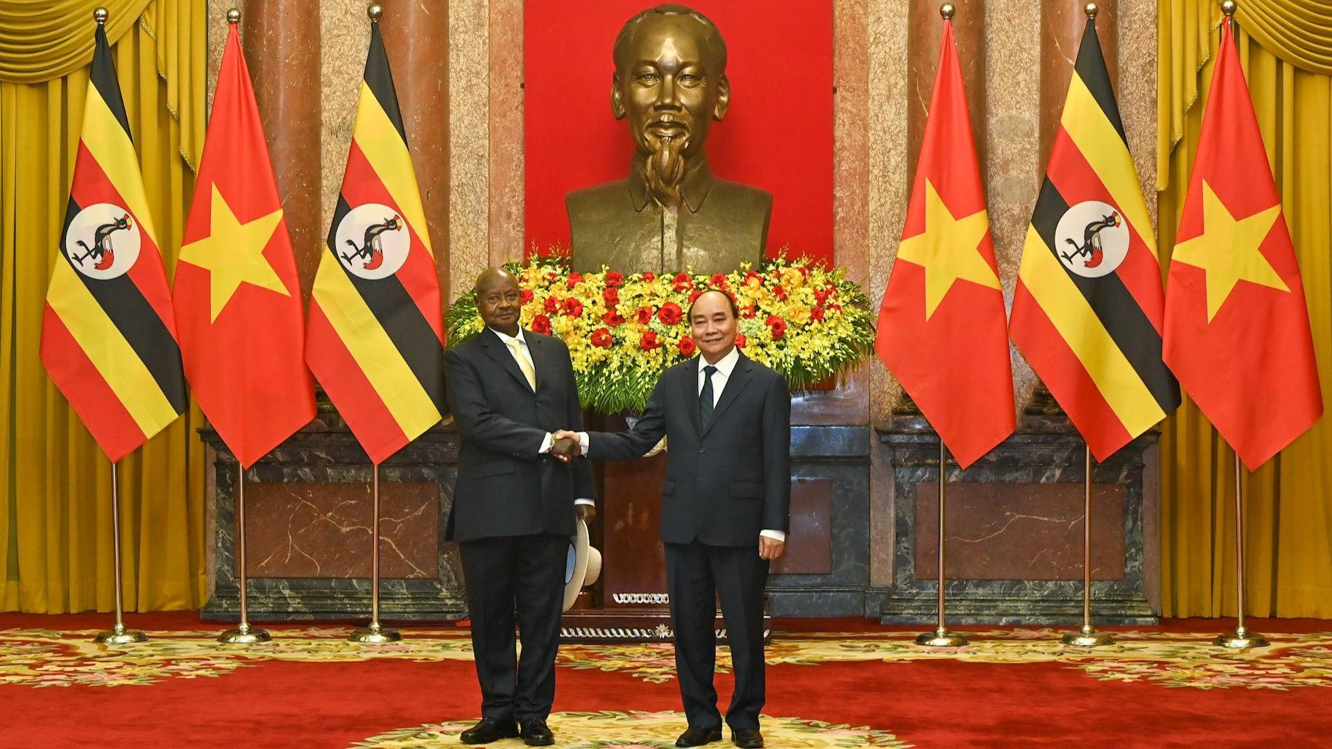 Chủ tịch nước Nguyễn Xuân Phúc và Tổng thống Uganda Yoweri Kaguta Museveni tại lễ đón.