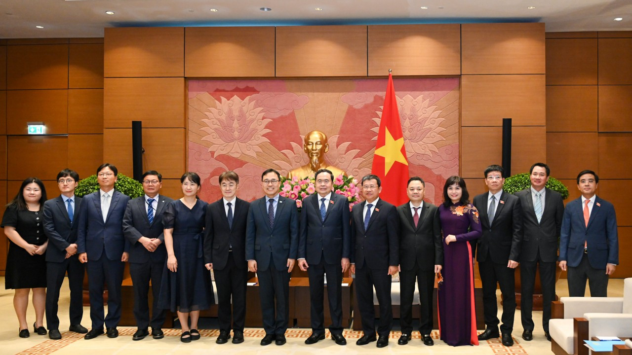 Chủ tịch Quốc hội Trần Thanh Mẫn và Đại sứ Hàn Quốc Choi Young Sam cùng đại biểu hai nước chụp ảnh lưu niệm tại cuộc tiếp.