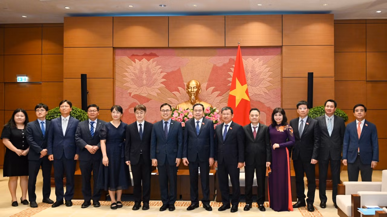 Chủ tịch Quốc hội Trần Thanh Mẫn và Đại sứ Hàn Quốc Choi Young Sam cùng đại biểu hai nước chụp ảnh lưu niệm tại cuộc tiếp.