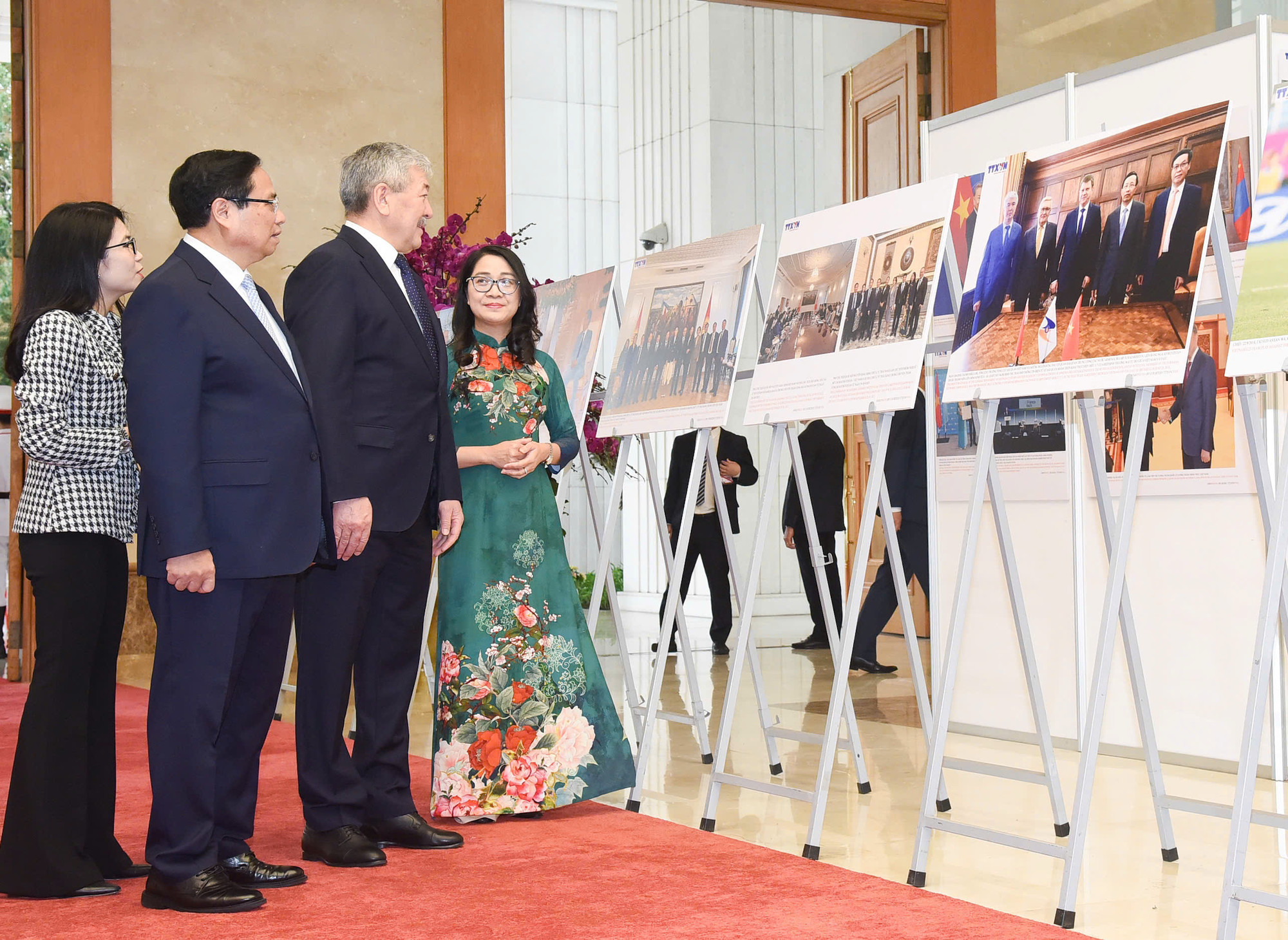 Thủ tướng Phạm Minh Chính và Thủ tướng Kyrgyzstan Adylbek Kasymaliev tham quan hình ảnh hợp tác giữa hai nước.