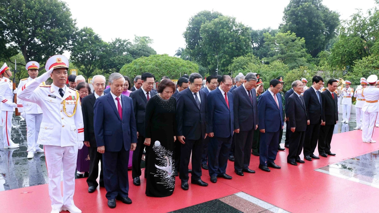 Các đồng chí lãnh đạo, nguyên lãnh đạo Đảng, Nhà nước tưởng niệm các Anh hùng liệt sĩ. (Ảnh: Phạm Kiên/TTXVN)