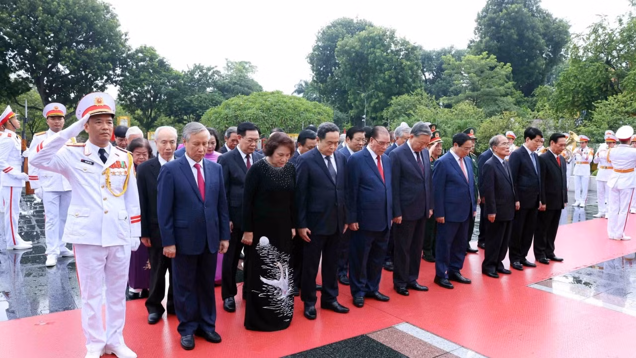 Các đồng chí lãnh đạo, nguyên lãnh đạo Đảng, Nhà nước tưởng niệm các Anh hùng liệt sĩ. (Ảnh: Phạm Kiên/TTXVN)