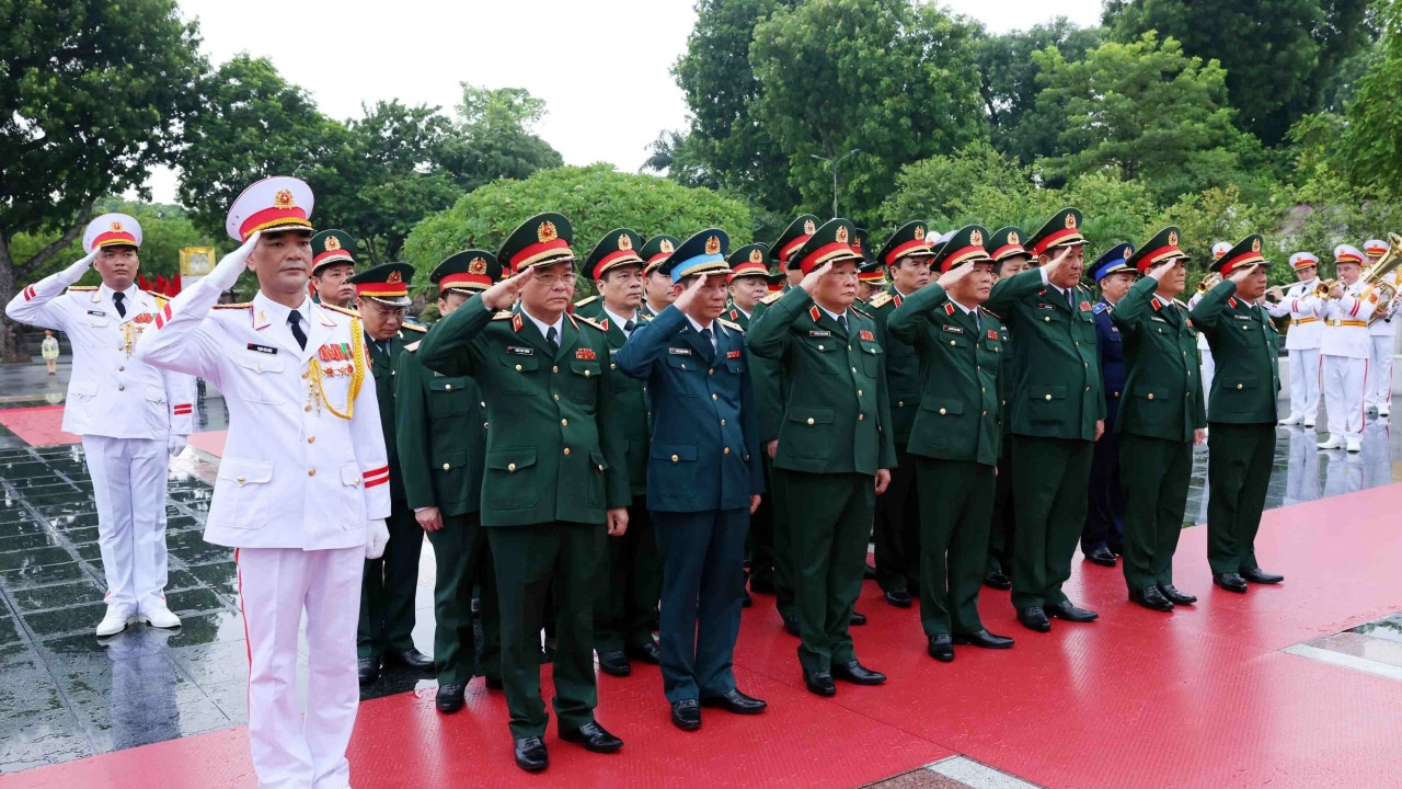 Đoàn đại biểu Quân ủy Trung ương, Bộ Quốc phòng đến đặt vòng hoa, tưởng niệm các Anh hùng liệt sĩ. (Ảnh: Phạm Kiên/TTXVN)