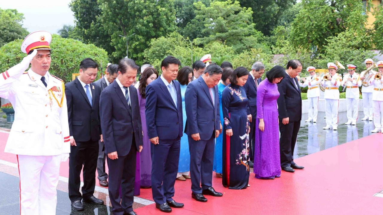 Đoàn đại biểu Thành ủy, Hội đồng nhân dân, Ủy ban nhân dân, Ủy ban Mặt trận Tổ quốc Việt Nam thành phố Hà Nội đến đặt vòng hoa, tưởng niệm các Anh hùng liệt sĩ. (Ảnh: Phạm Kiên/TTXVN)