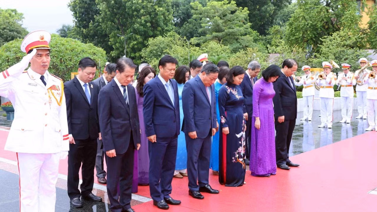 Đoàn đại biểu Thành ủy, Hội đồng nhân dân, Ủy ban nhân dân, Ủy ban Mặt trận Tổ quốc Việt Nam thành phố Hà Nội đến đặt vòng hoa, tưởng niệm các Anh hùng liệt sĩ. (Ảnh: Phạm Kiên/TTXVN)