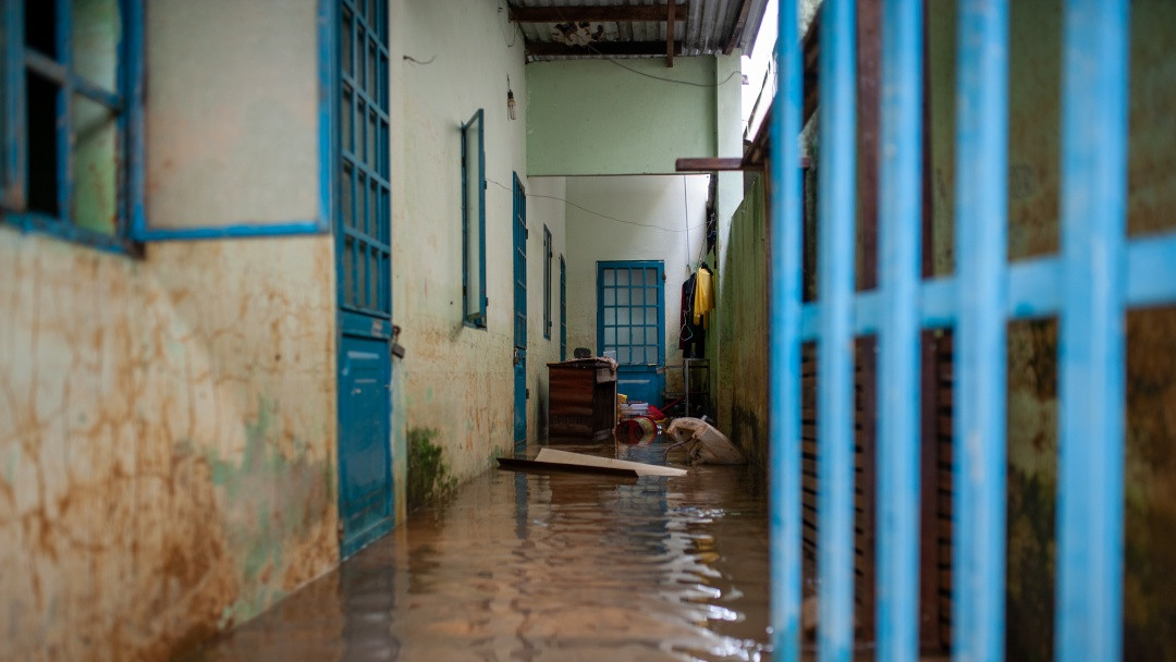 Rút kinh nghiệm từ đợt lũ năm 2022, từ những tin cảnh báo mưa lũ của thành phố, người dân nơi đây đã chủ động sắp xếp đồ đạc lên cao. Tuy vậy, một số đồ vật kích thước lớn như xe máy vẫn phải chịu cảnh ngập nước, dính bùn.